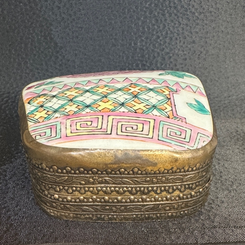 Vintage Chinese shard box  Ceramic Trinket hand painted - Picture 3 of 10